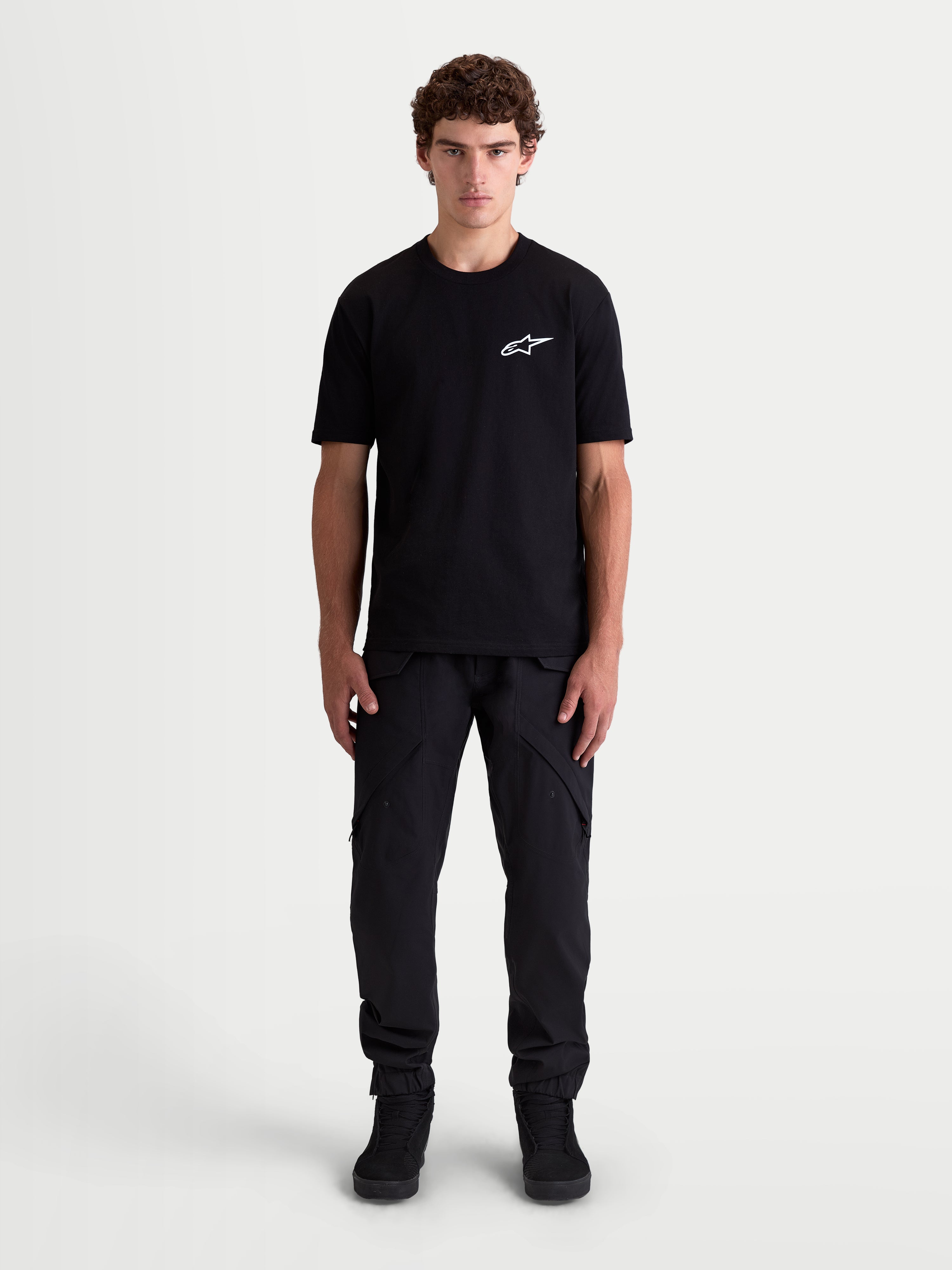 Alpinestars Combo Back CSF T-shirt, kortärmad herr-t-shirt, svart med vit Astars-logotyp på bröstet, motorsportinspirerad stil, premium bomulls- och polyesterblandning