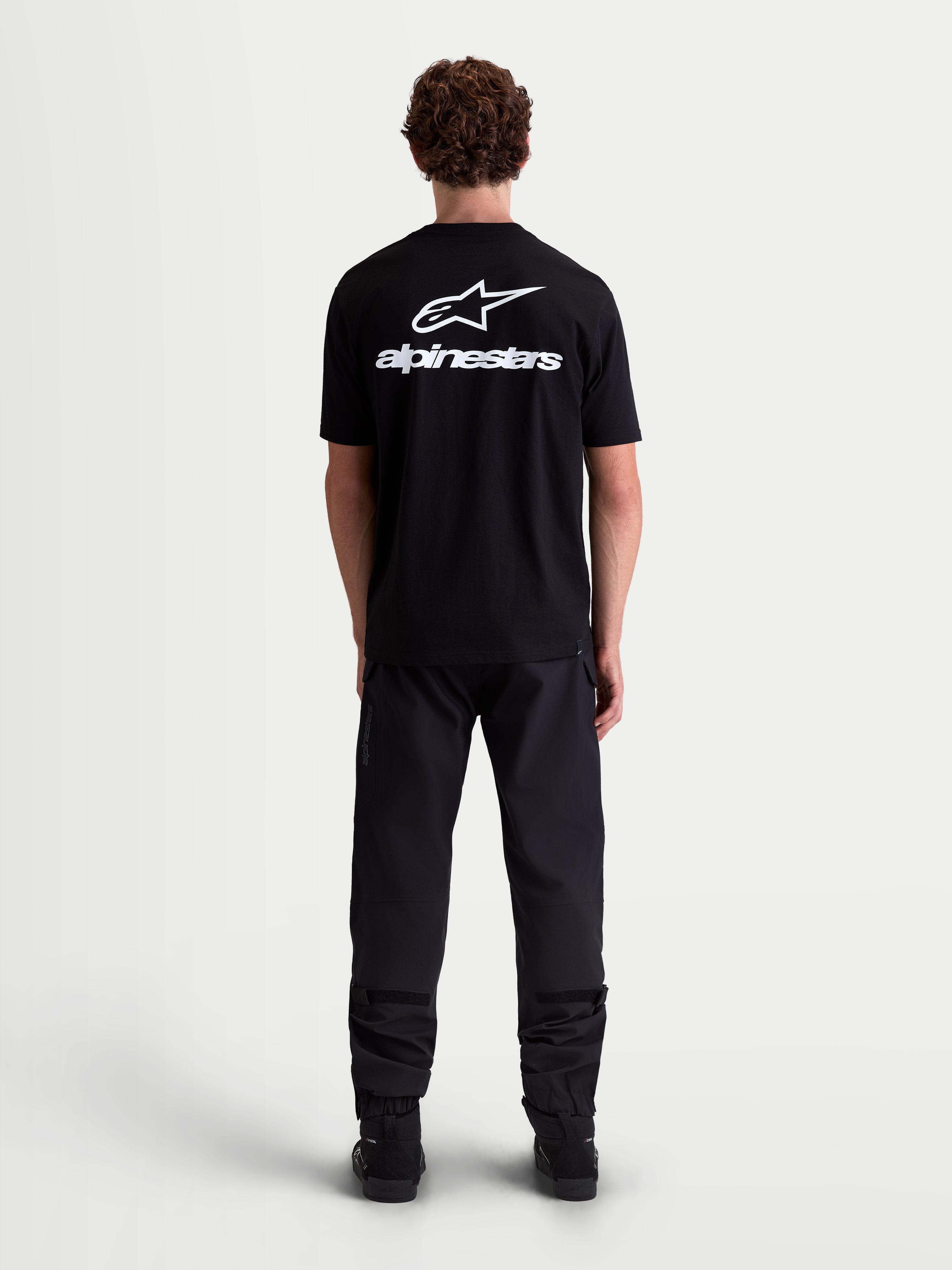 Alpinestars Combo Back CSF t-shirt, svart kortärmad t-shirt med stor vit Astars-logotyp och grafik på ryggen, premium bomulls- och polyesterblandning för motorsportinspirerad stil, ryggvy på modell.