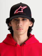 Alpinestars Lineout keps, sportig baseballkeps med böjd skärm, svart med röd och vit broderad Astars-logotyp och One Goal One Vision-märkning, framifrån på modell i röd huvtröja, strukturerad twillkonstruktion