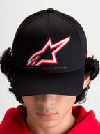 Alpinestars Lineout keps på modell, sportswear baseballkeps för herrar och damer, svart med röd och vit broderad Astars-logotyp och sloganen One Goal One Vision, böjd skärm, strukturerad krona