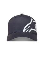 Alpinestars Maze hatt, mörkgrå keps med böjd skärm, vit texturerad Astars-logotyp, vardaglig motorsportinspirerad huvudbonad.