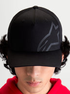 Alpinestars Maze keps, motorsportinspirerad keps i svart twill med texturerad Astars-logotyp, böjd skärm och strukturerad krona, framifrån på modell.