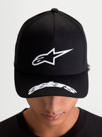 Alpinestars Arclight keps, svart sportkeps med vit texturerad Astars-logotyp i pufftryck, strukturerad krona och vit logotyp på den böjda skärmen, på modell sett framifrån, motorsport-inspirerad vardagsstil
