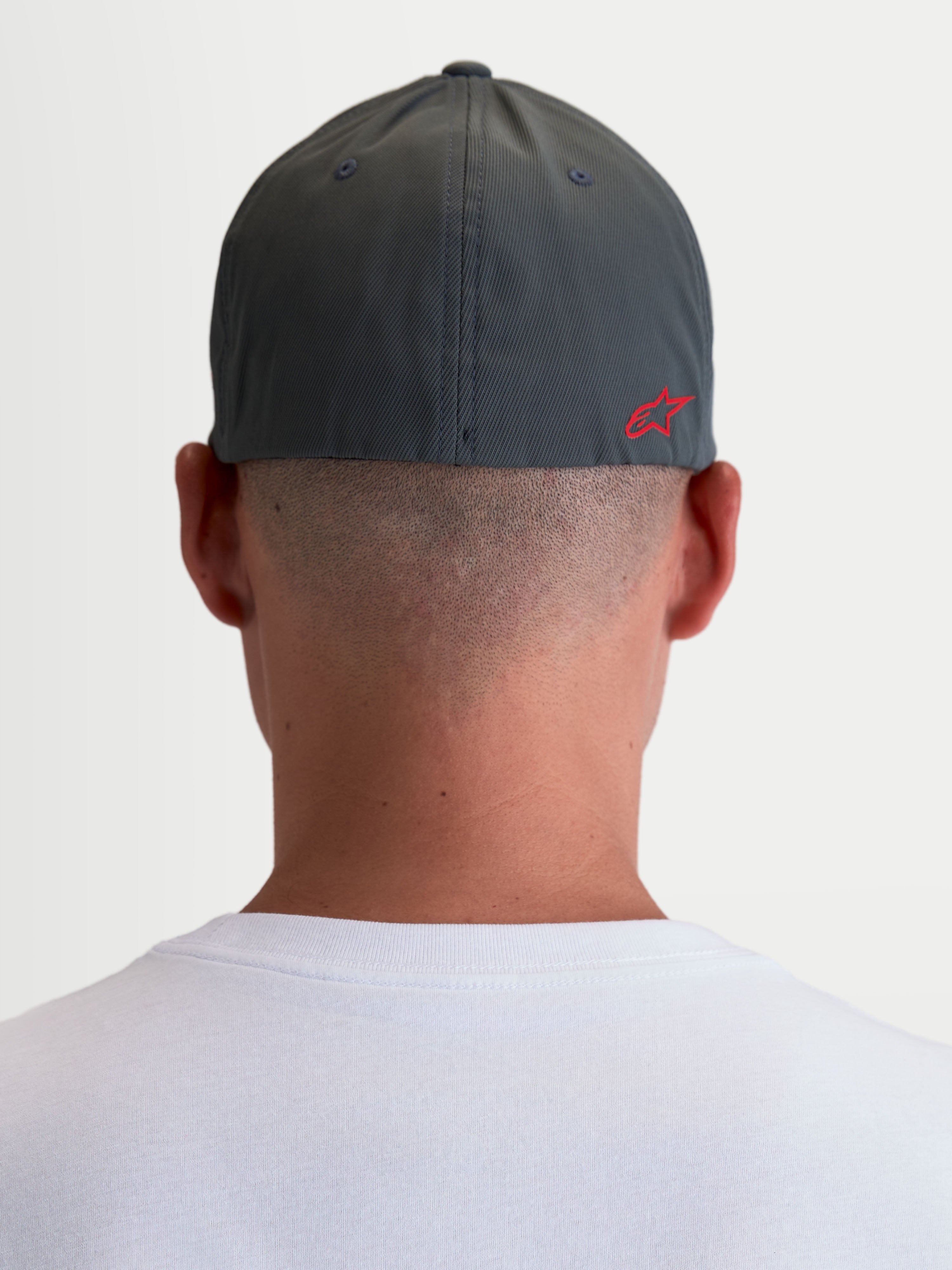 Alpinestars Points keps, mörkgrå sportkeps sedd bakifrån på modell, röd Astars HD-logotyp, tillverkad i lätt nylon tactel med bekväm flexrygg.