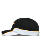 Alpinestars 500 Snapback keps, motorsport-inspirerad keps för vardagsbruk, unisex, svart och vit med orange kontrasterande passpoal, böjd skärm och strukturerad krona, tillverkad i slitstark bomullstwill, sidovy med skär-och-sy-detaljer.