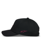 Alpinestars Explorer Strapback hatt, svart sportkeps i sidovy med rosa broderad logotyp och böjd skärm.