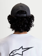 Alpinestars Algo Perf Adjustable keps, mörkgrå sportkeps i tekniskt tyg med justerbar stängning baktill, vy bakifrån på modell som visar passform och strukturerad krona.