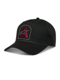Alpinestars Acme Snapback keps, svart twillkeps med vinröd broderad logotyp, böjd skärm och repkant framtill.
