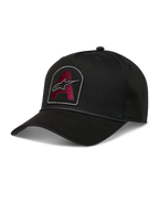 Alpinestars Acme Snapback keps, svart twillkeps med vinröd broderad logotyp, böjd skärm och repkant framtill.
