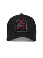 Alpinestars Acme Snapback keps, svart sportkeps med mörkröd broderad logotyppatch, böjd skärm och repkant.