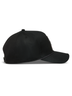 Alpinestars Acme Snapback hatt, svart keps i twill med böjd skärm, strukturerad krona och dekorativ repkant längs skärmen.