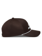 Alpinestars Combo Logo Snapback hatt, brun sportkeps med vit broderad logotyp, strukturerad krona och böjd skärm med vit repdetalj.