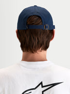 Alpinestars Dylan Dad Keps, marinblå keps med justerbar rem bak med metallspänne och liten Astars-logotyp, vy bakifrån på modell
