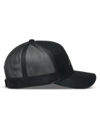 Alpinestars Augment Trucker keps, svart keps med böjd skärm, twillframsida och nätbaksida i mesh.