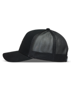 Alpinestars Augment Trucker keps, svart keps med twillframsida, böjd skärm och ventilerande diamantnät baktill, sidovy.