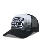 Alpinestars Gravel Trucker keps, svart och vit nätkeps med böjd skärm och vävt Alpinestars Racing Ahead-märke.