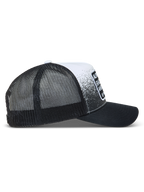 Alpinestars Gravel Trucker keps, svart och vit keps med mesh-baksida, böjd skärm och racing-inspirerat grustryck.