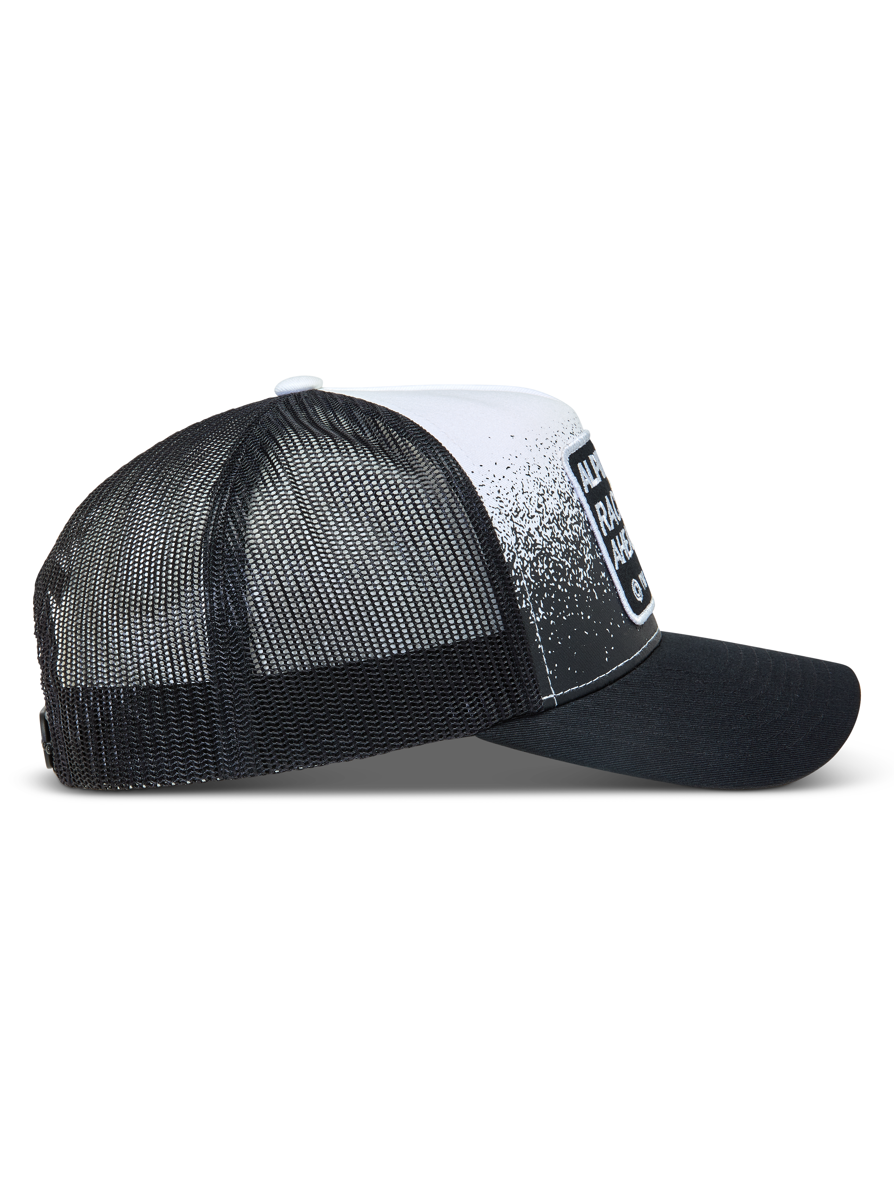 Alpinestars Gravel Trucker keps, svart och vit keps med mesh-baksida, böjd skärm och racing-inspirerat grustryck.