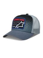 Alpinestars Gravel Trucker keps, mörkgrå och svart keps med nätbaksida, böjd skärm och vävt racingmärke på fronten.