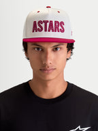 Alpinestars Stadium Snapback keps, herrkeps för sport och livsstil, vit och röd, framifrån på modell som visar platt skärm, strukturerad krona och röd ASTARS-logotypapplikation med kontrastsöm