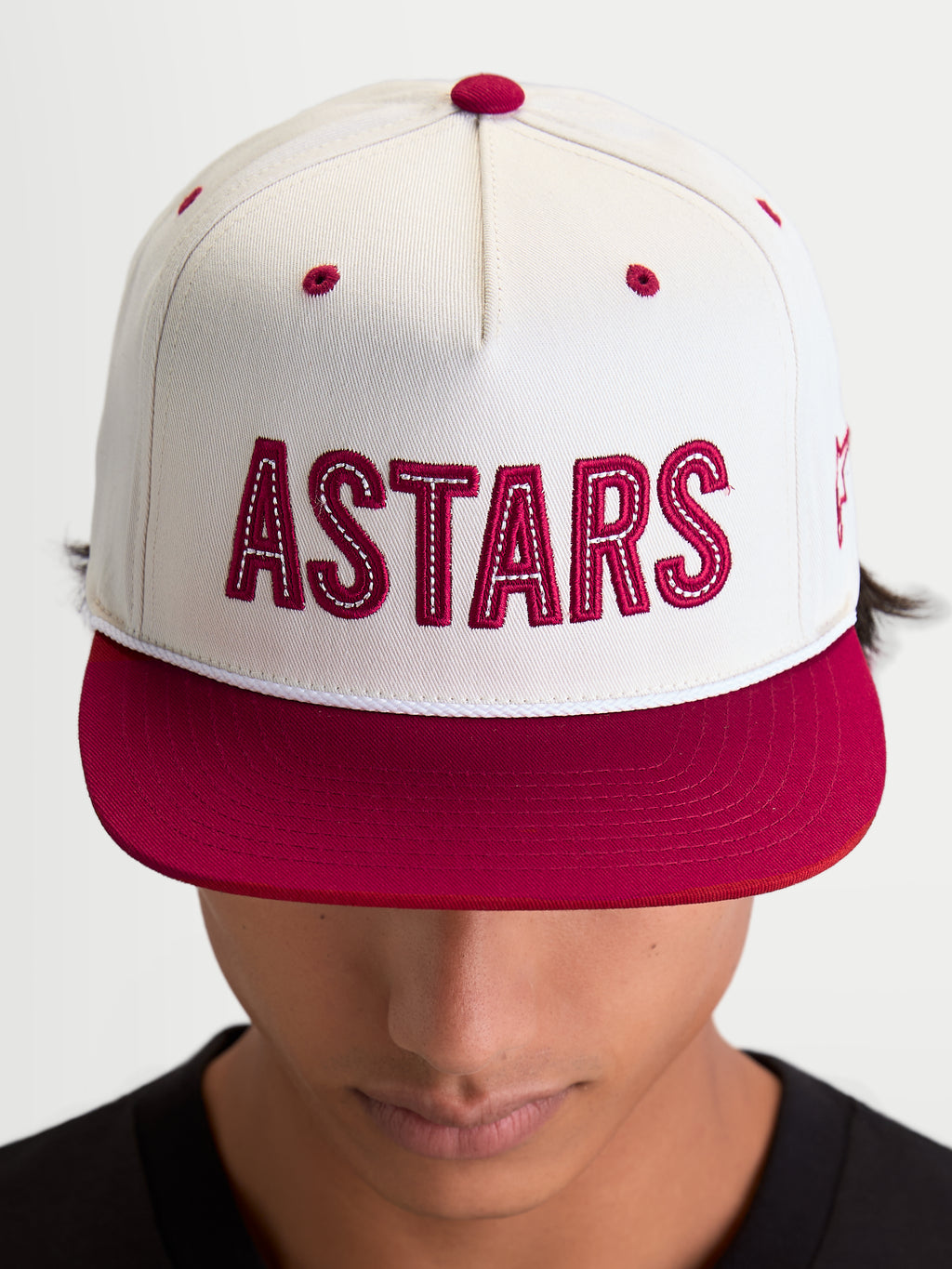 Alpinestars Stadium Snapback keps, sportkeps med platt skärm, vit och röd, med en tydlig ASTARS-logotypapplikation framtill, kontrastsömmar och strukturerad krona, visas på modell.