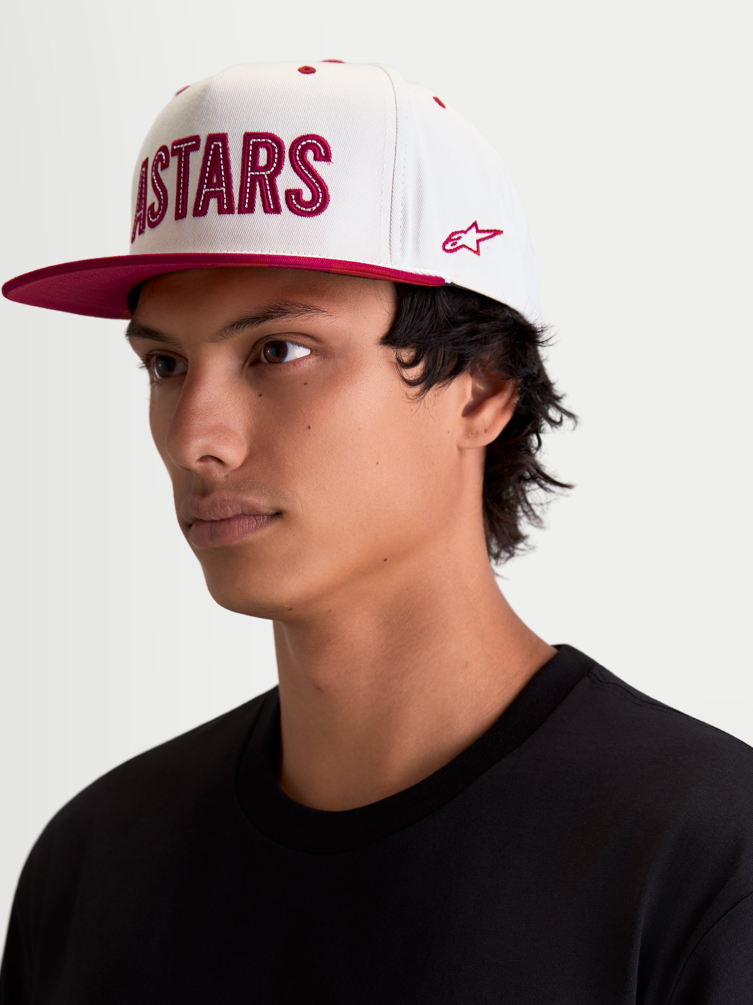 Alpinestars Stadium snapback keps, livsstilskeps för vardagsbruk, vit och röd, med platt skärm, strukturerad krona, Astars-logotypapplikation framtill med kontrasterande sticksöm och sidobroderi, modellvy