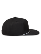 Alpinestars Label Snapback keps, svart sportkeps med platt skärm, strukturerad krona och vit snördetalj, sidoprofil.