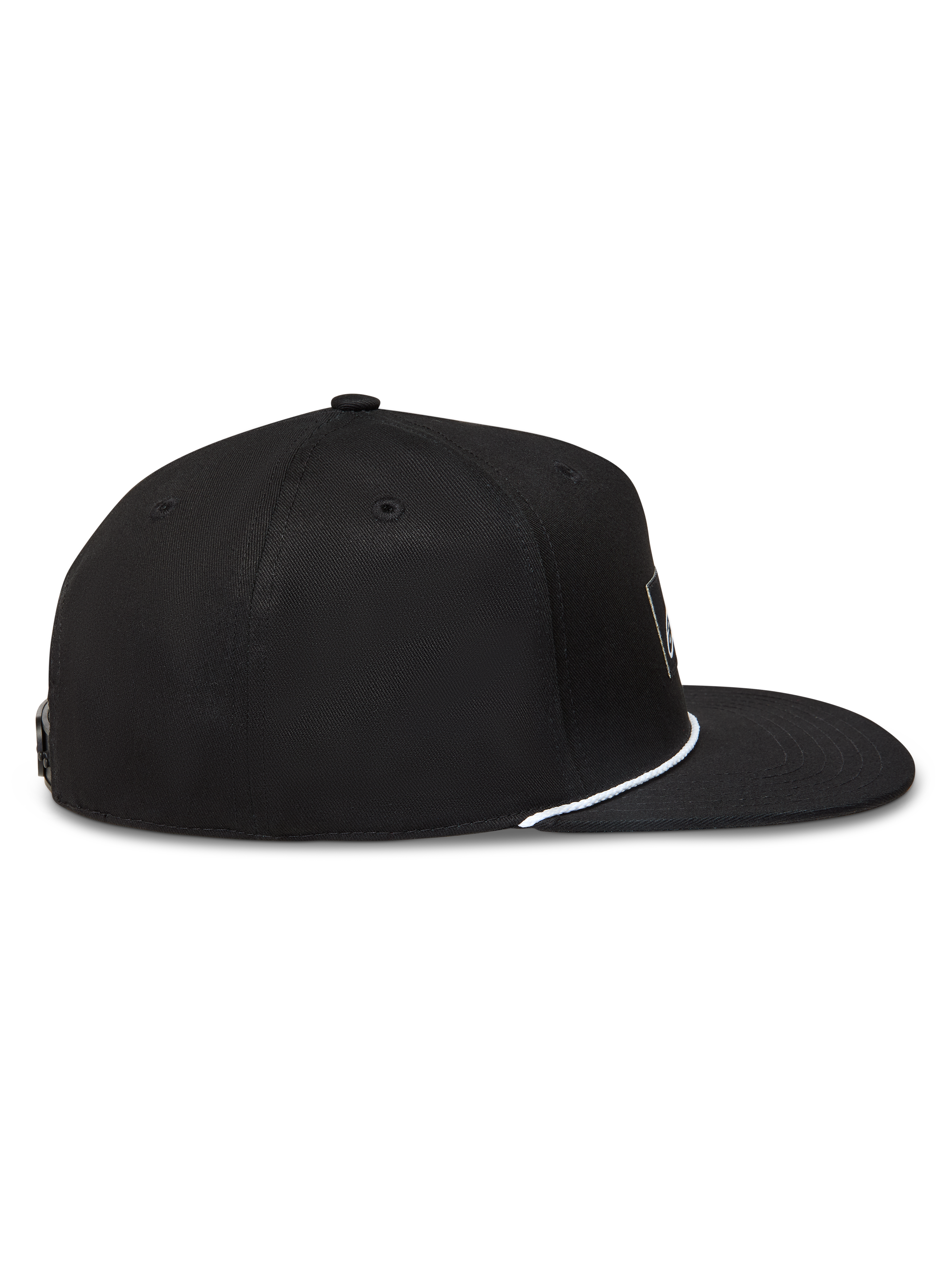 Alpinestars Label Snapback keps, svart sportkeps med platt skärm, strukturerad krona och vit snördetalj, sidoprofil.