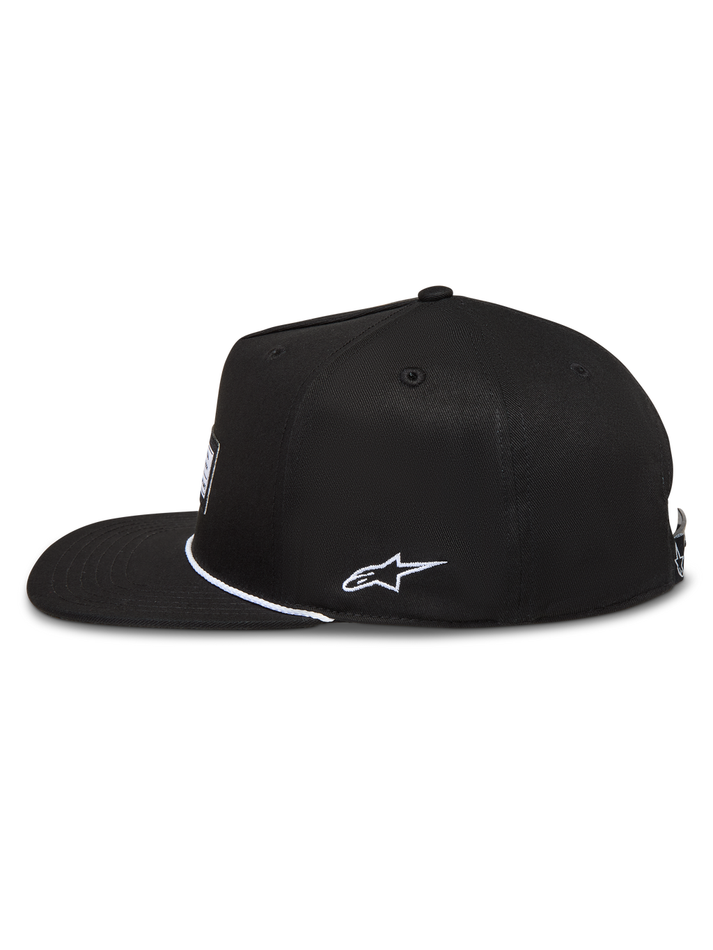 Alpinestars Label Snapback hatt, svart twillkeps med platt skärm, vitt sidobroderi och vävd logotypetikett.