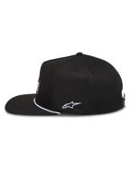 Alpinestars Label Snapback hatt, svart twillkeps med platt skärm, vitt sidobroderi och vävd logotypetikett.