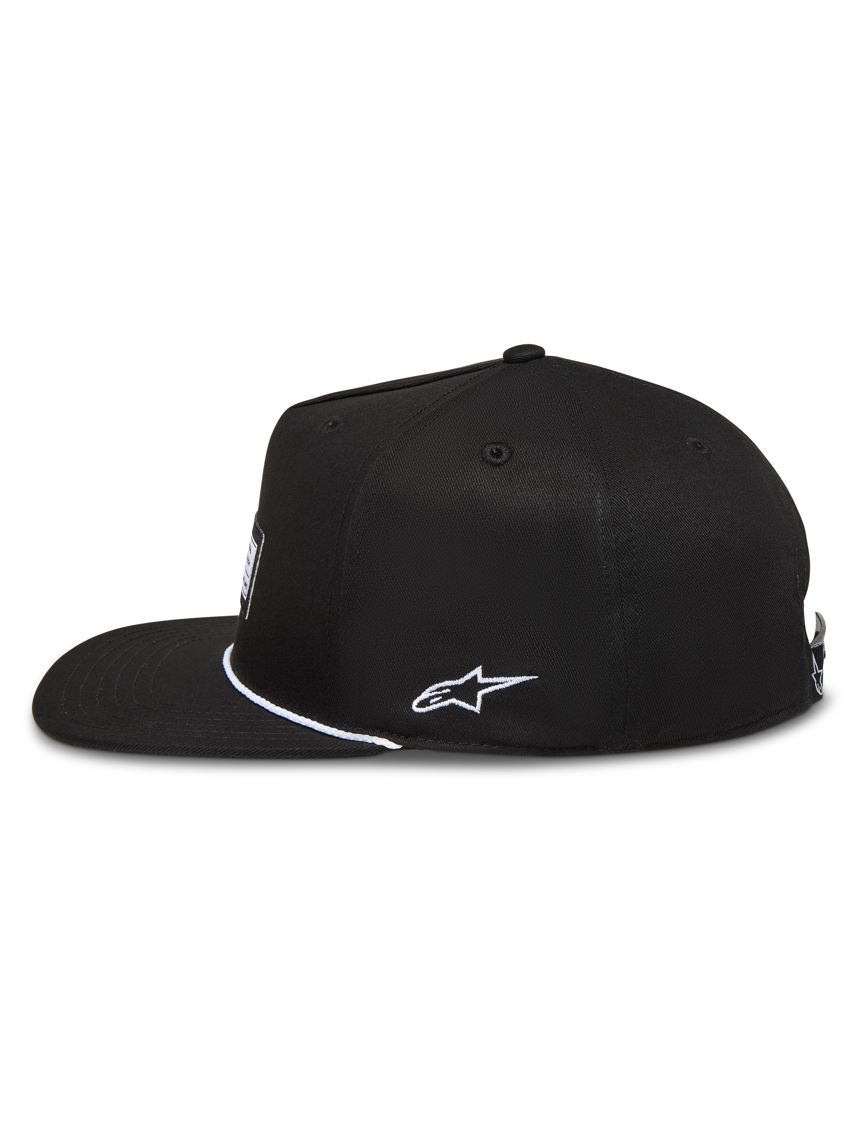 Alpinestars Label Snapback hatt, svart twillkeps med platt skärm, vitt sidobroderi och vävd logotypetikett.