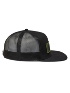 Alpinestars Ten Trucker keps, svart keps med andningsbar meshbaksida, platt skärm och olivgrönt logotypmärke.