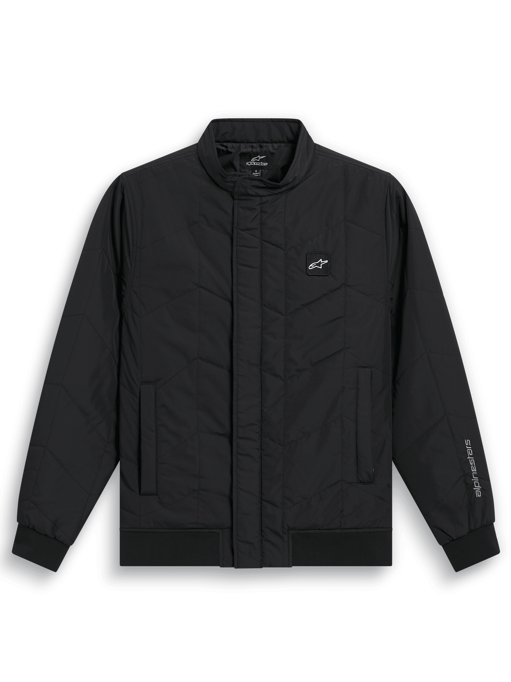 Alpinestars Precedent Jacket, quiltad F1-inspirerad sportswear-jacka, svart, med ett vinklat quiltmönster, låg ståkrage, ribbade muddar och nederkant, ett litet logomärke på bröstet och broderi på ärmen, avslappnad motorsport-inspirerad design