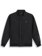 Alpinestars Precedent Jacket, quiltad F1-inspirerad sportswear-jacka, svart, med ett vinklat quiltmönster, låg ståkrage, ribbade muddar och nederkant, ett litet logomärke på bröstet och broderi på ärmen, avslappnad motorsport-inspirerad design