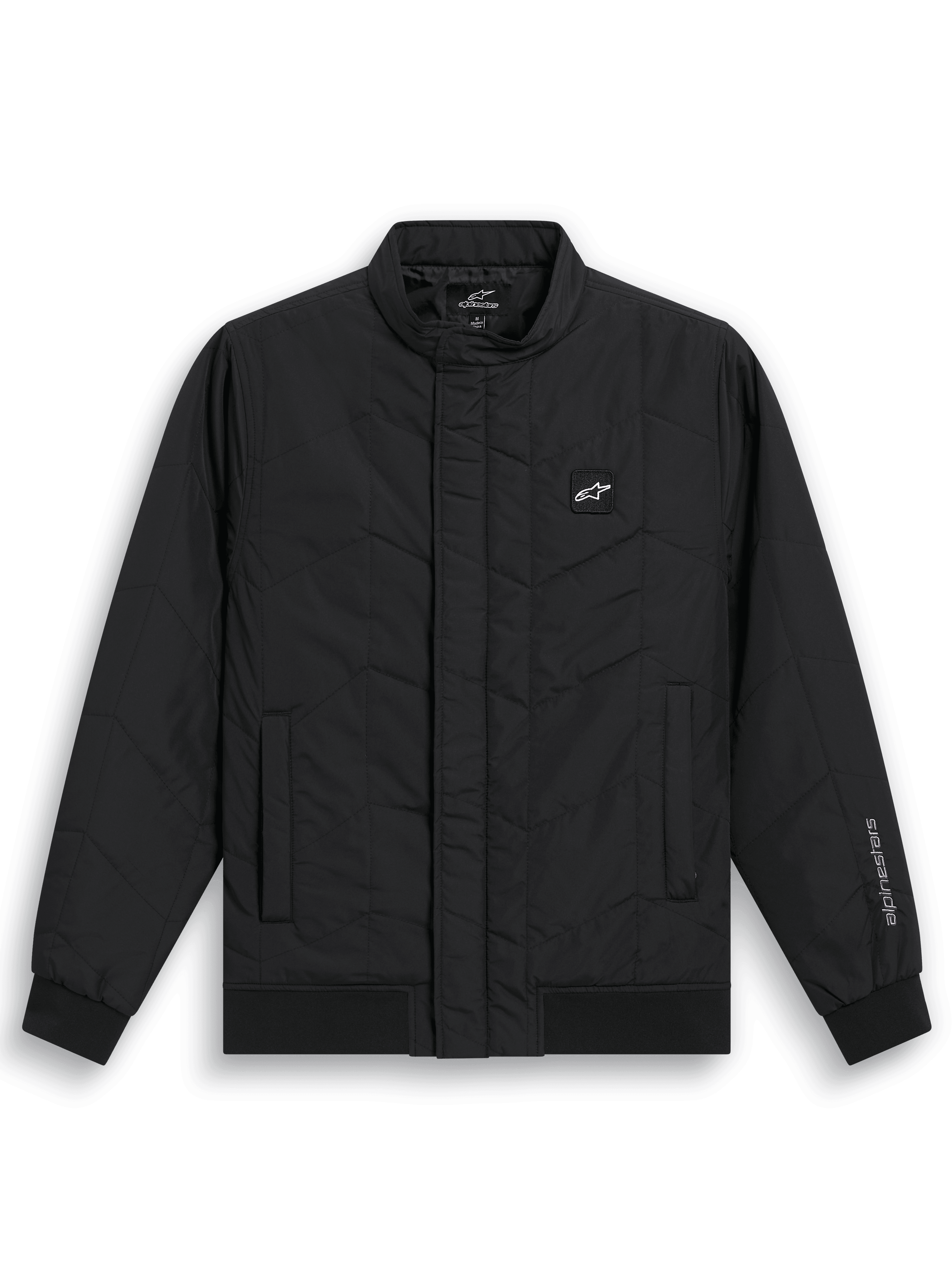 Alpinestars Precedent Jacket, quiltad F1-inspirerad sportswear-jacka, svart, med ett vinklat quiltmönster, låg ståkrage, ribbade muddar och nederkant, ett litet logomärke på bröstet och broderi på ärmen, avslappnad motorsport-inspirerad design
