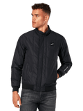Alpinestars Precedent Jacket, svart quiltad jacka med vinklat mönster, Formula 1-styling, låg ståkrage, ribbade muddar och nederkant, logomärke på bröstet, broderi på ärmen, motorsport-inspirerad lifestyle streetwear