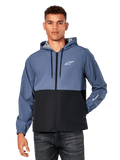 Alpinestars Speeder Windbreaker Jacket, avslappnad vindjacka med huva, blockfärgad design i skifferblått och svart, vit Astar-logotyp på bröstet och logotyp på ärmen, dragkedja fram, huva med dragsnöre, lätt meshfoder