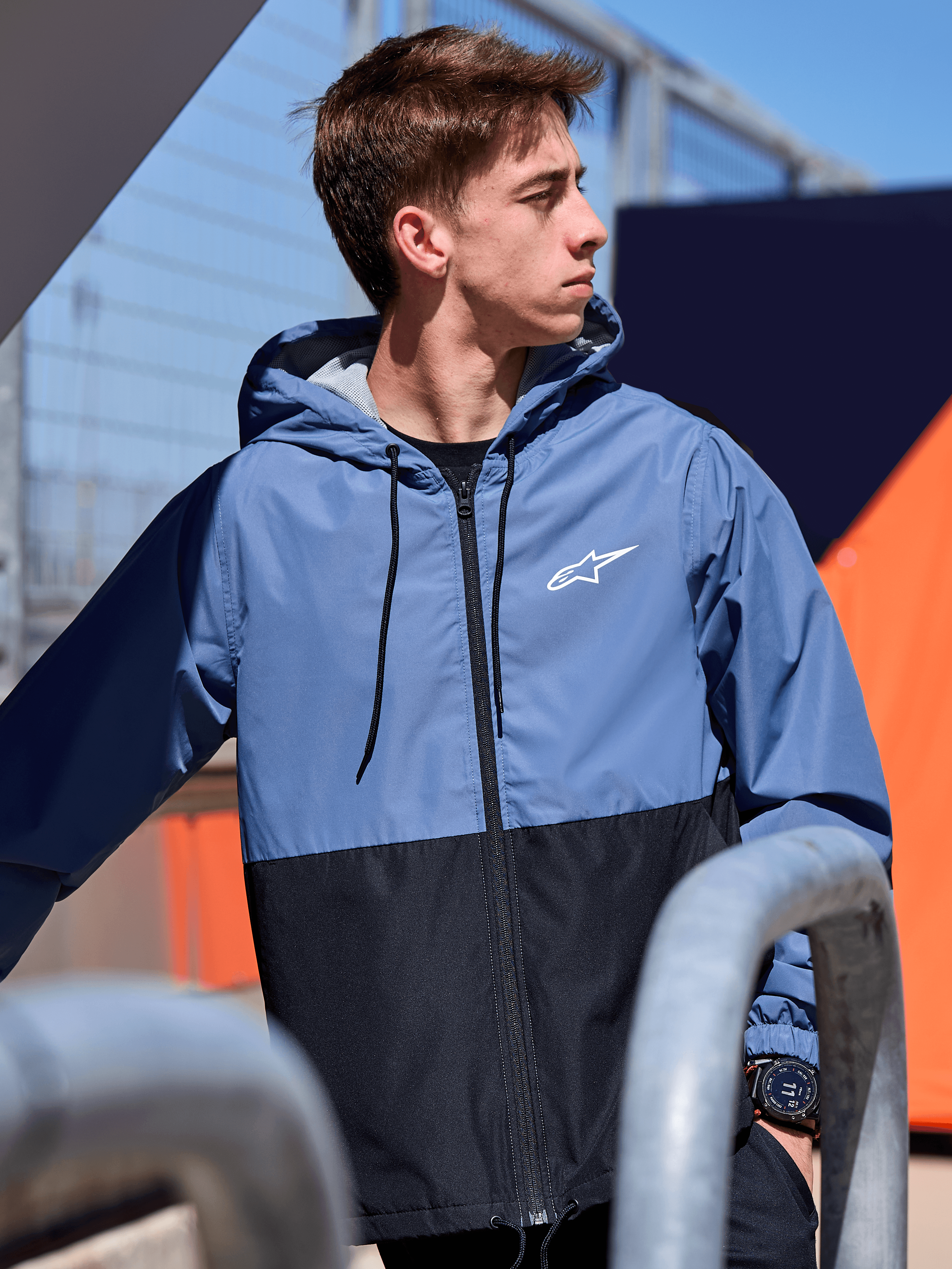 Alpinestars Speeder vindjacka, lätt vindjacka med huva, blockfärgad design i skifferblått och svart, vit Alpinestars-logotyp på bröstet, meshfodrad med huva med dragsnöre, avslappnad motorsport-inspirerad streetwear