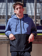 Alpinestars Speeder Windbreaker Jacket, skifferblå och svart, vindjacka med huva och blockfärgad design, vit logotyp på bröstet, casual livsstilskläder vid en racerbana