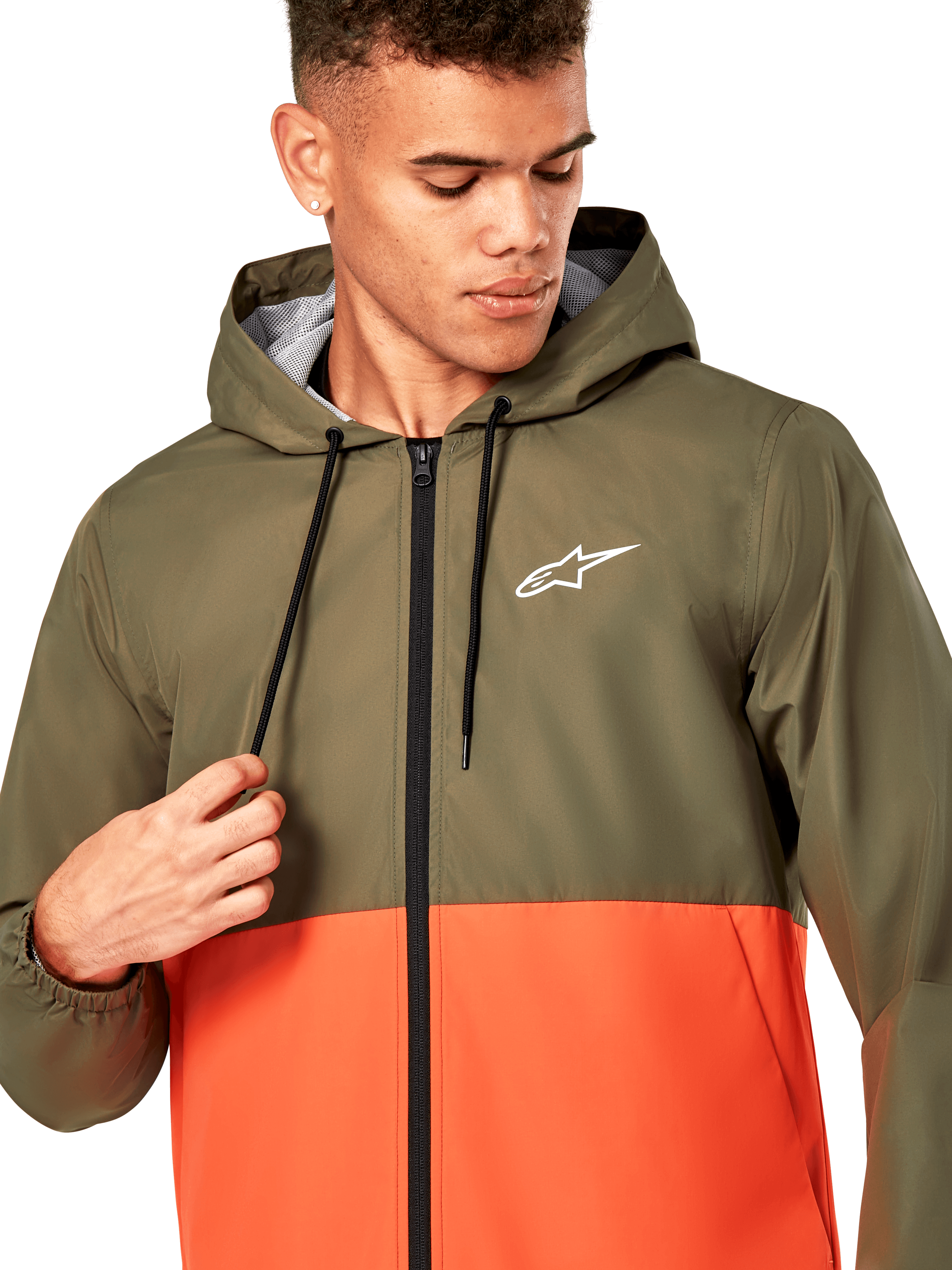 Alpinestars Speeder Windbreaker Jacket, lätt vindjacka med huva, olivgrön och militärorange blockfärgad design, vit Alpinestars-logotyp på bröstet, svart dragkedja och dragsnören, vardagliga motorsportinspirerade sportkläder