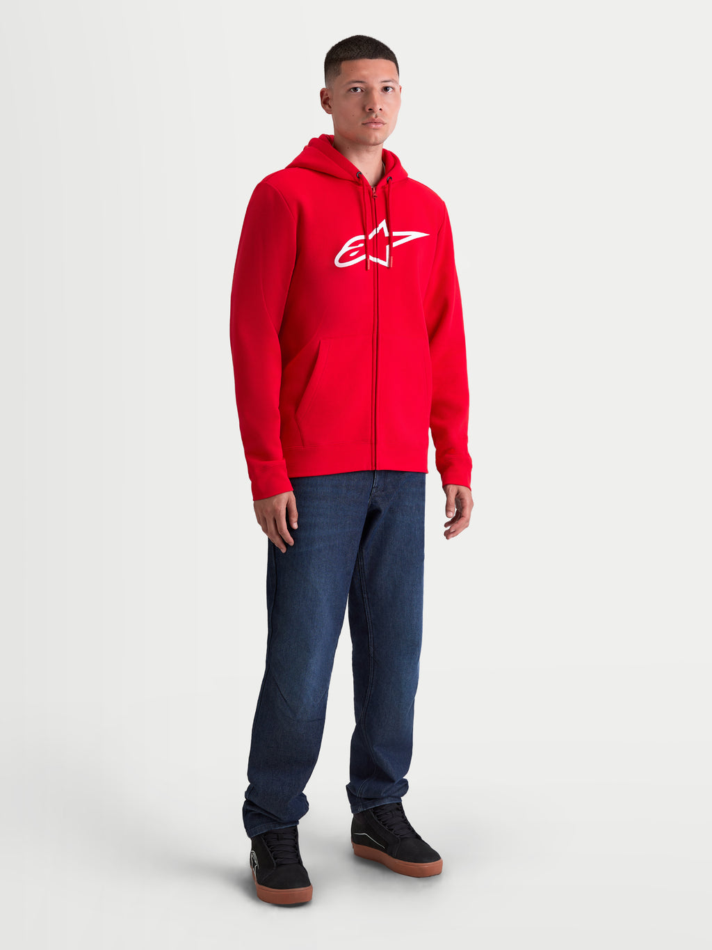Alpinestars Ageless Zip V3 huvtröja, röd och vit huvtröja med dragkedja för herr, vit bröstlogotyp, dold spiraldragkedja, bekväm bomulls- och polyesterfleece, casual motorsport-livsstilskläder