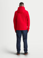 Alpinestars Ageless Zip V3 huvtröja, röd sportfleece för herr och dam sedd bakifrån på modell, bekväm design med huva, ribbade muddar och fåll, avslappnad motorsportstil.