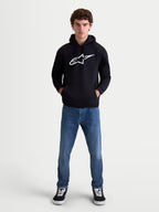 Alpinestars Ageless V3 huvtröja, svart och vit, sportig pullover-fleece för herrar med stor vit broderad Astars-logotyp på bröstet, självfodrad luva med dragsko, konstruktion i bomull och återvunnen polyester, bekväm motorsportstil för vardagsbruk.
