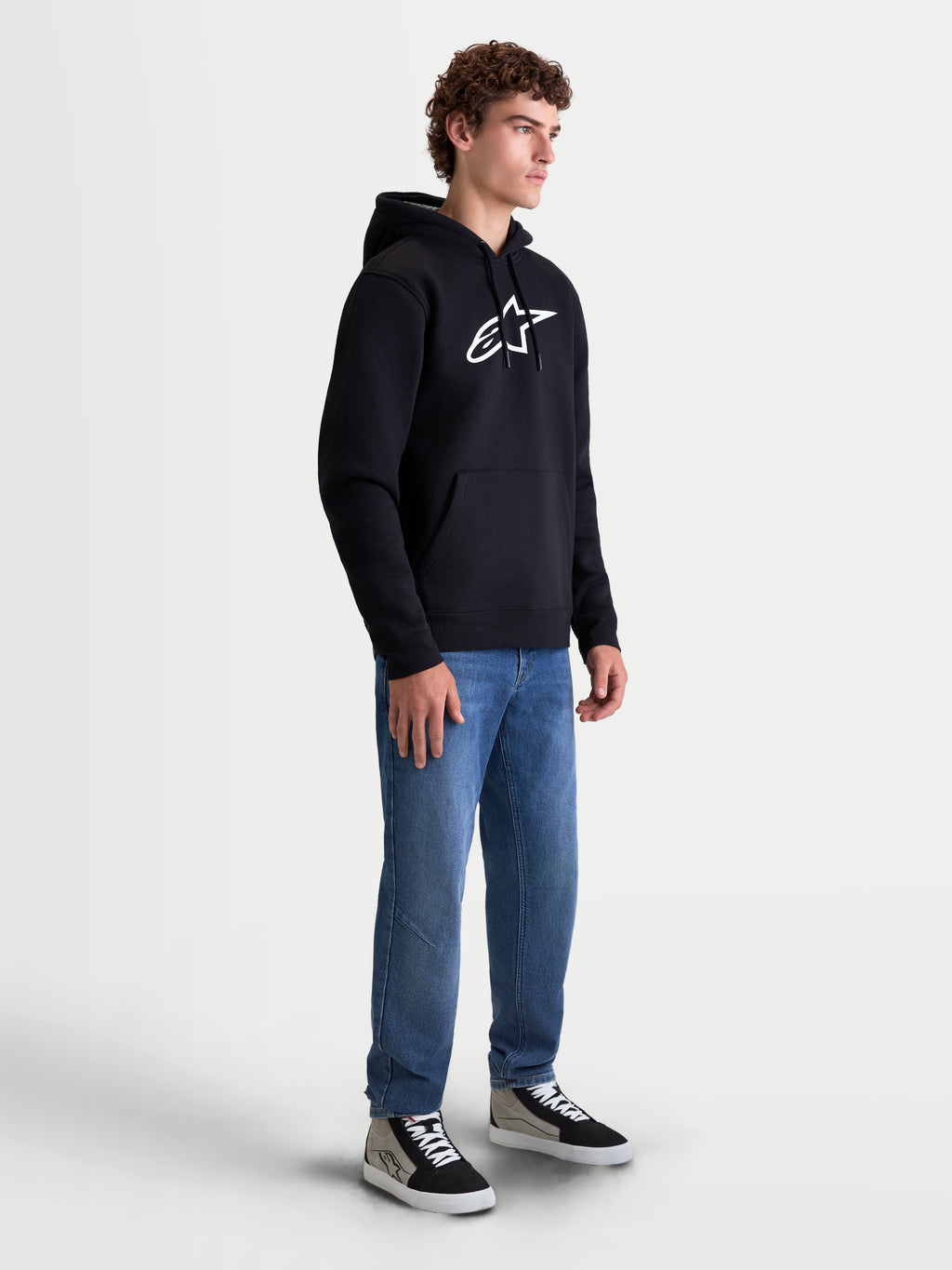 Alpinestars Ageless V3 huvtröja, herrhuvtröja i pullover-utförande för motorsport och vardag, svart och vit, mjuk fleece, stor vit broderad logotyp på bröstet, huva med dragsko och känguruficka.