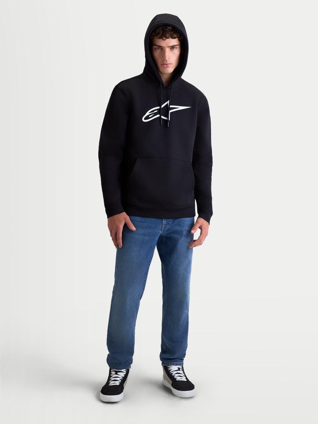 Alpinestars Ageless V3 huvtröja, herrhuvtröja i mjuk fleece för motorsport och vardagsbruk, svart och vit, broderad Alpinestars-logotyp på bröstet, huva med dragskor och ribbade muddar, visas på modell