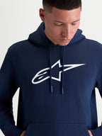 Alpinestars Ageless V3 huvtröja, mörkblå herrtröja i mjuk fleece med vit broderad Alpinestars-logotyp på bröstet, huva med dragskor, avslappnad motorsport-lifestyle.