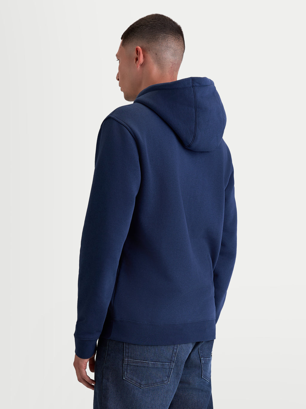 Alpinestars Ageless V3 huvtröja, mörkblå huvtröja i fleece för herr, bakifrån på modell, med ribbade muddar och fåll, premium bomull och återvunnen polyester