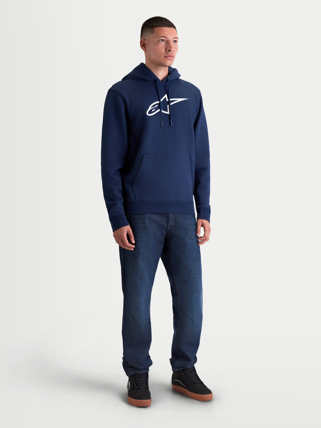 Alpinestars Ageless V3 huvtröja för herrar, mörkblå och vit fleece med broderad logotyp, huva med dragsko och känguruficka, bekväm streetwear för motorsportentusiaster.