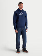 Alpinestars Ageless V3 huvtröja för herrar, mörkblå och vit fleece med broderad logotyp, huva med dragsko och känguruficka, bekväm streetwear för motorsportentusiaster.