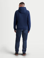 Alpinestars Ageless V3 huvtröja, marinblå herrhuvtröja i mjuk fleece, vy bakifrån på modell, motorsportinspirerade livsstilskläder